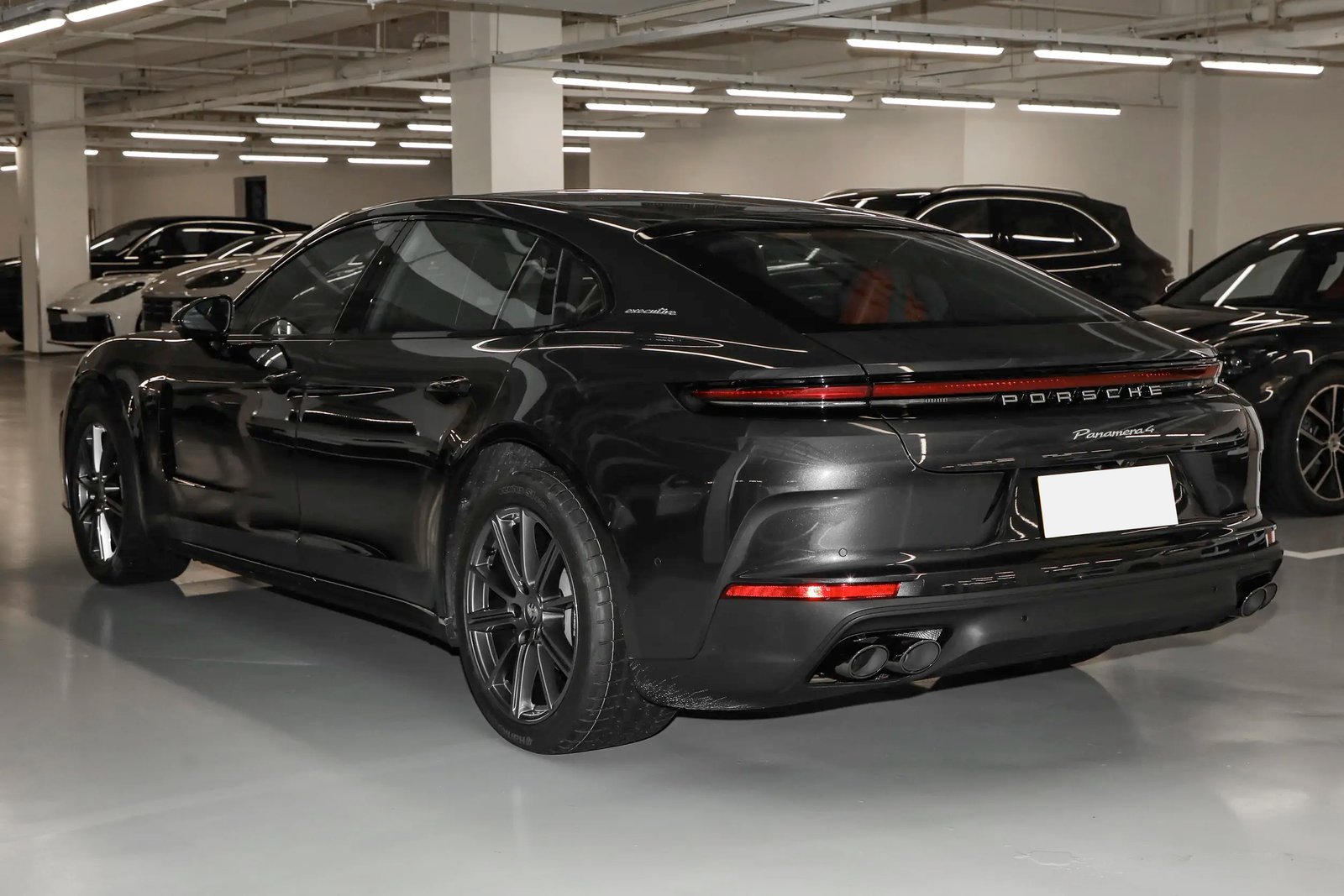 Porsche-Panamera 4