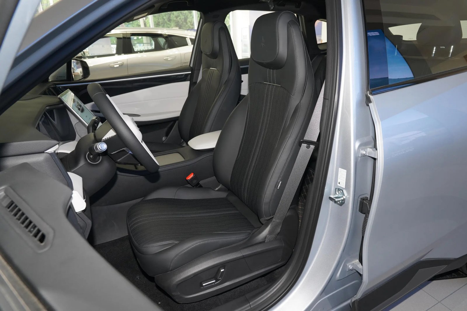 Geely Galaxy L7 6