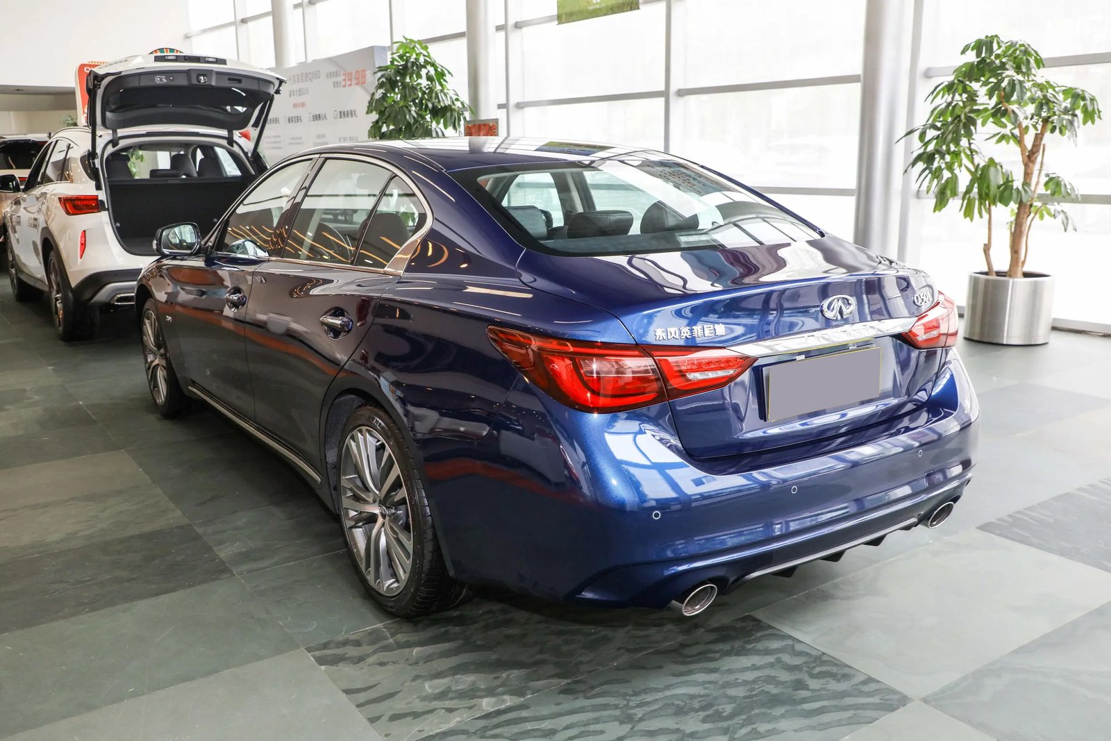 Infiniti Q50L 4