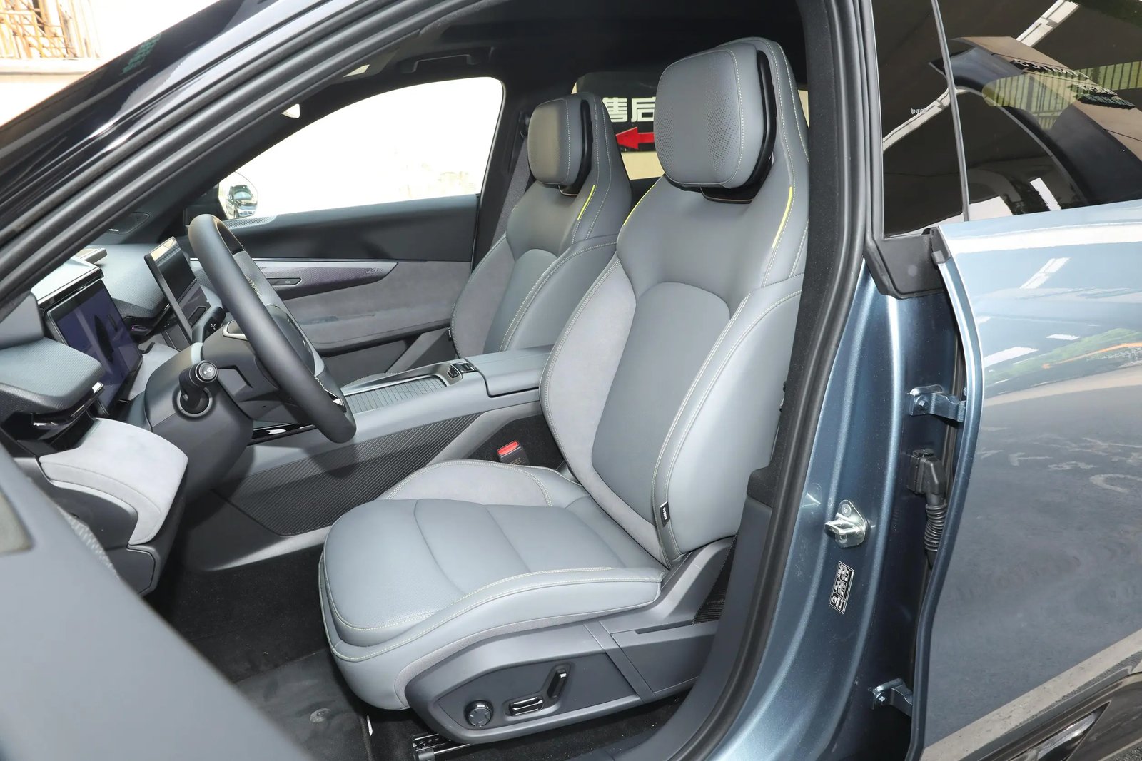 LYNK & CO 08 EM-P 6