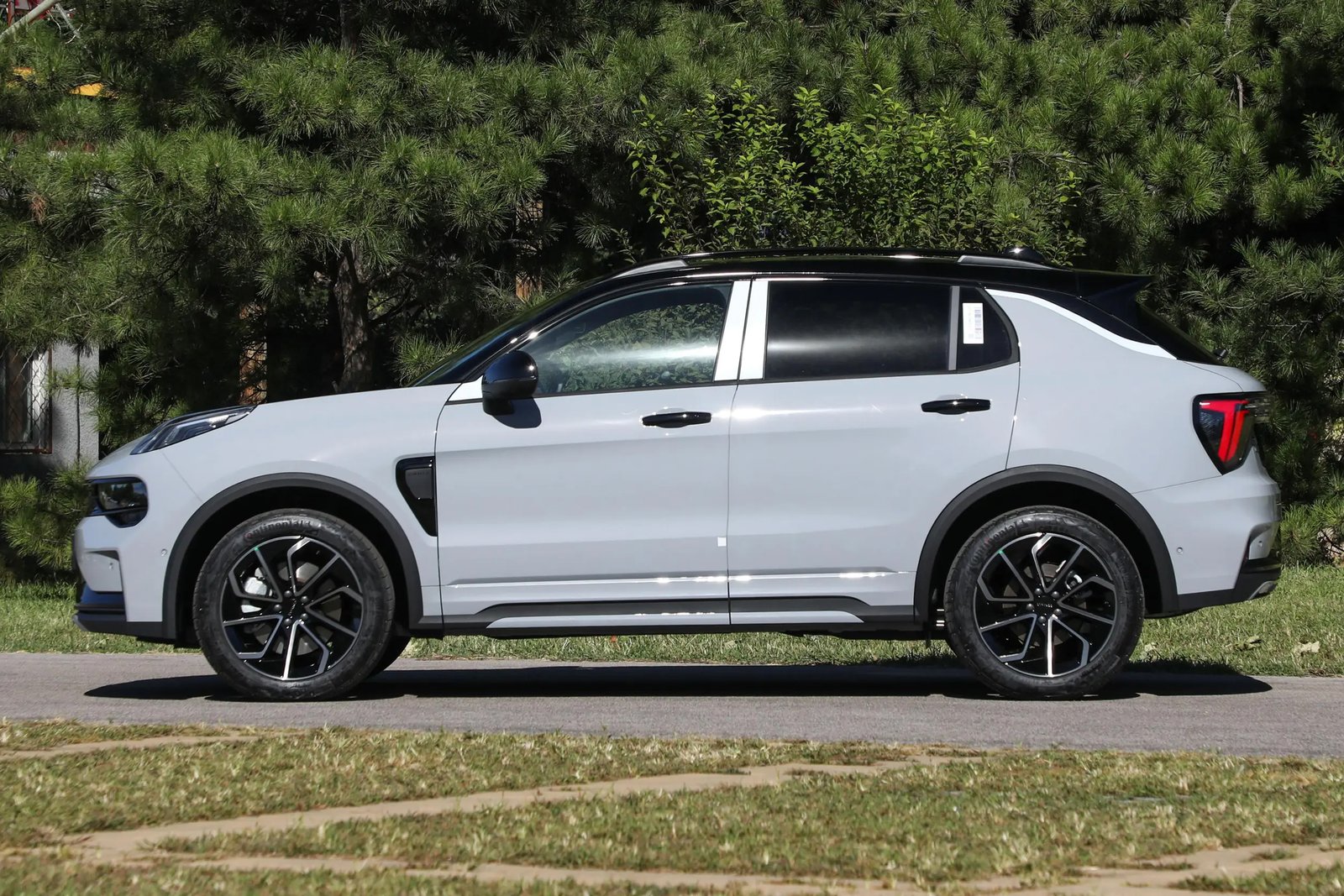 ‌Lynk & Co 01 EM-P 3