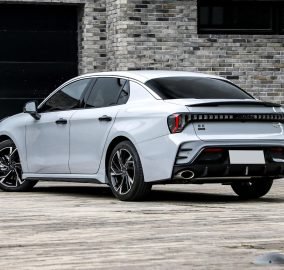 LYNK & CO 03 4