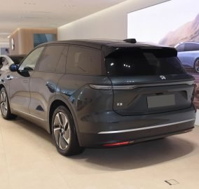 NIO ES8 4